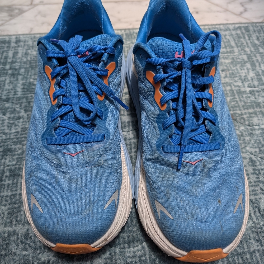 Hoka Arahi 6 in blue